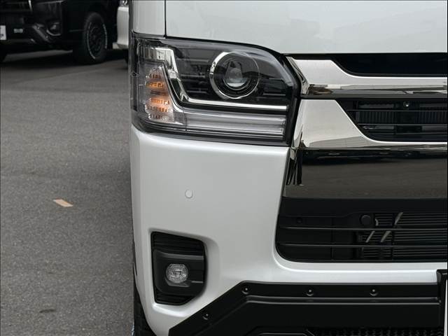 Toyota Hiace Van 5