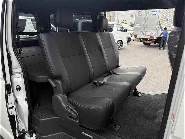 Toyota Hiace Van 10