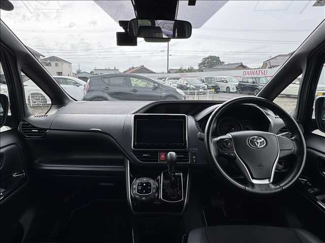 Toyota Voxy 2