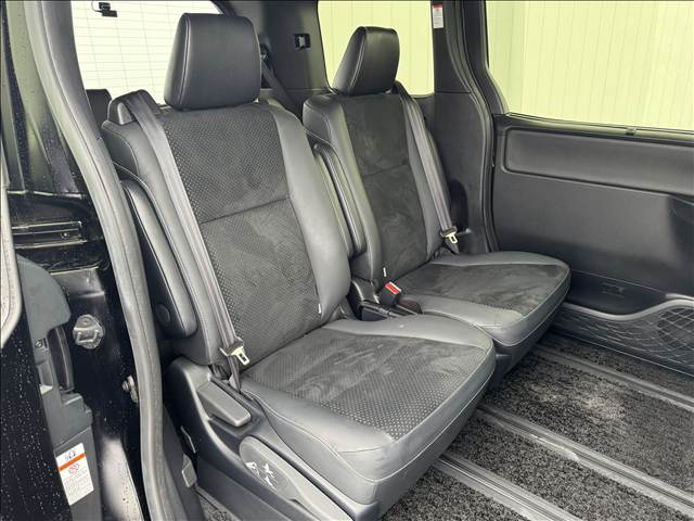Toyota Voxy 8