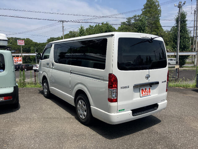 Toyota Hiace Van 8