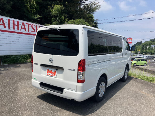 Toyota Hiace Van 10