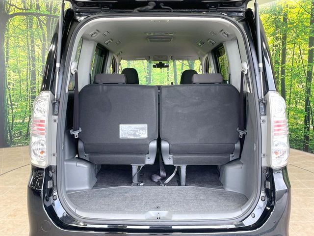Toyota Voxy 11