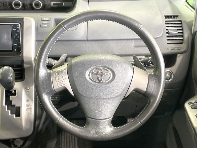 Toyota Voxy 12