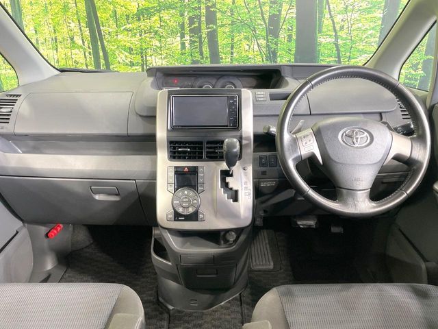 Toyota Voxy 2