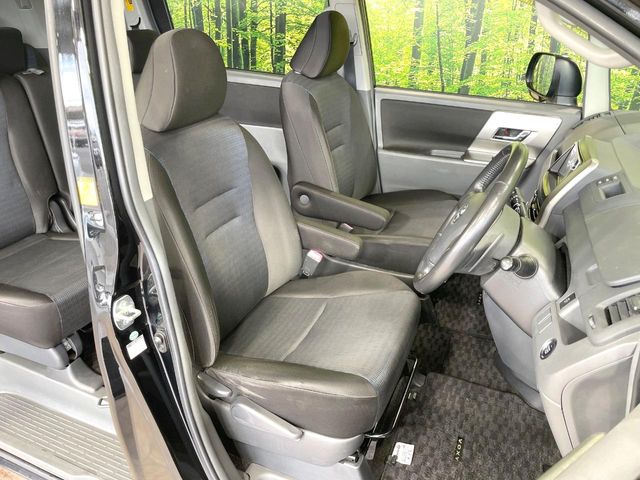 Toyota Voxy 8