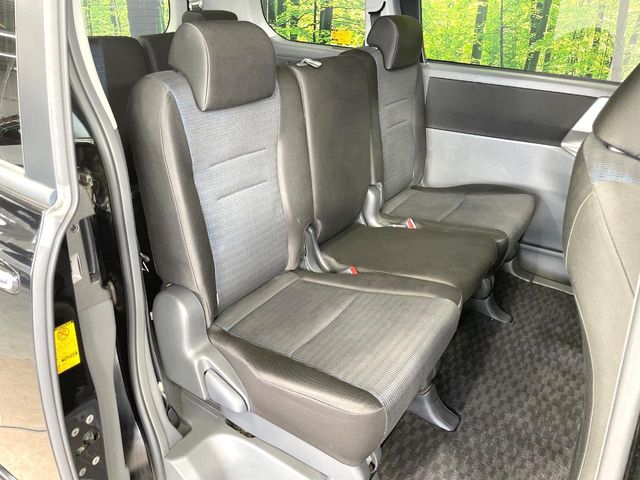 Toyota Voxy 9