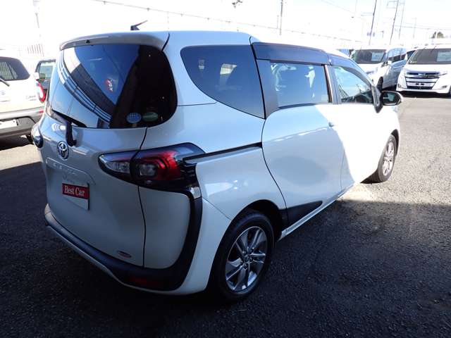 Toyota Sienta 4