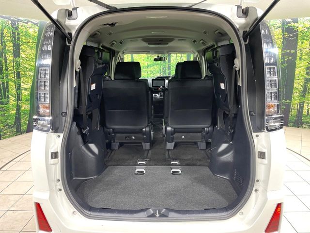 Toyota Voxy 11