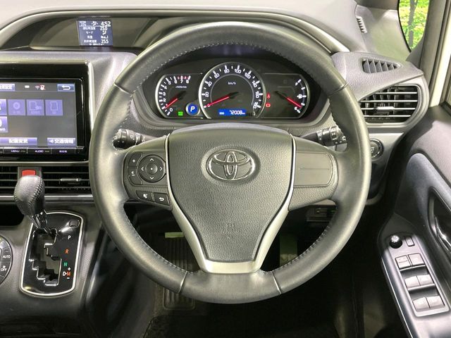Toyota Voxy 12
