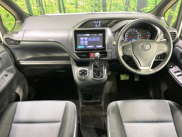 Toyota Voxy 2