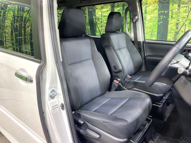 Toyota Voxy 8
