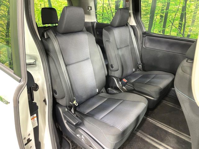Toyota Voxy 9