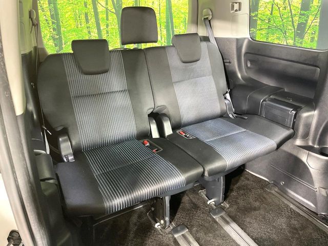 Toyota Voxy 10