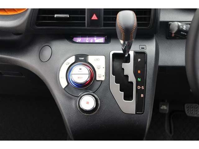 Toyota Sienta 11