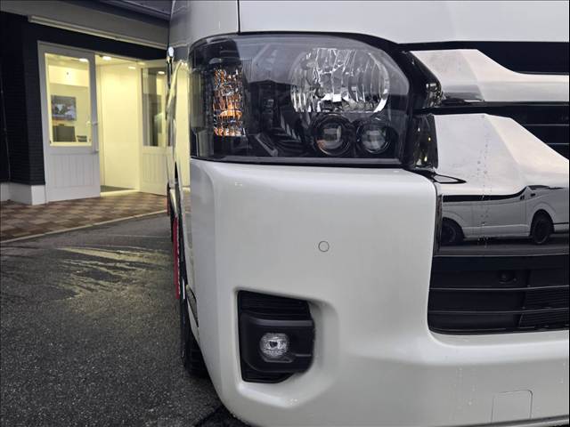 Toyota Hiace Van 5