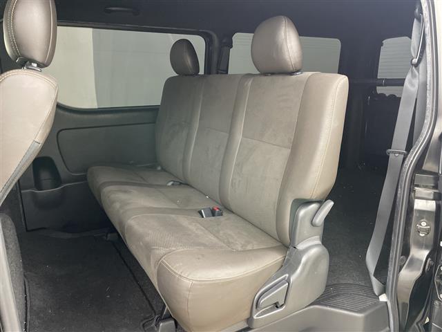 Toyota Hiace Van 10