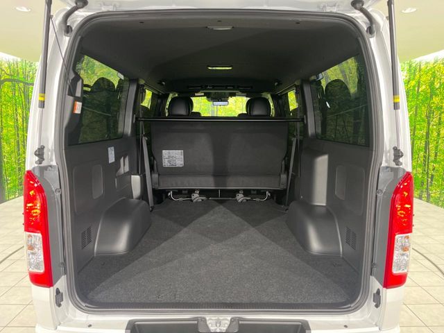 Toyota Hiace Van 11
