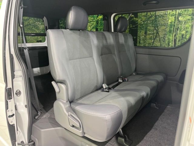 Toyota Hiace Van 10