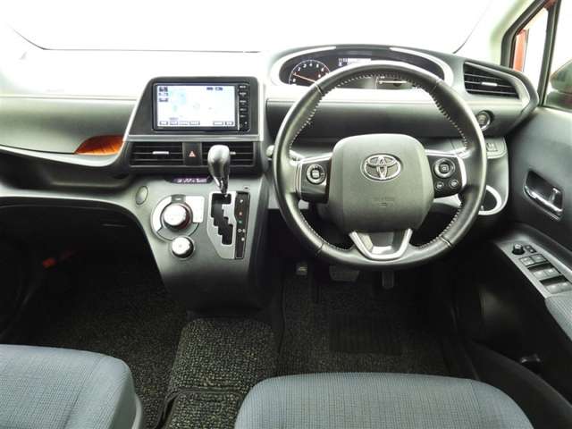 Toyota Sienta 4