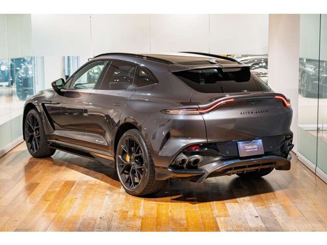 Aston Martin DBX 5
