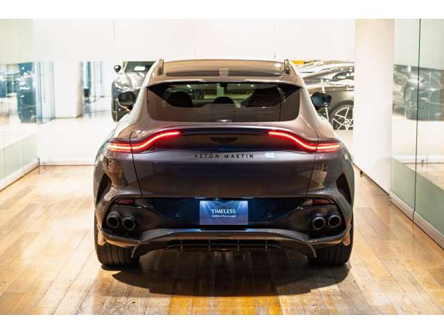 Aston Martin DBX 6