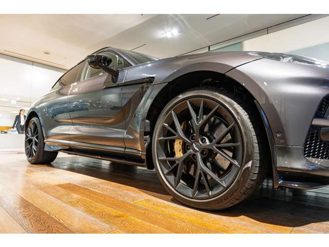 Aston Martin DBX 8