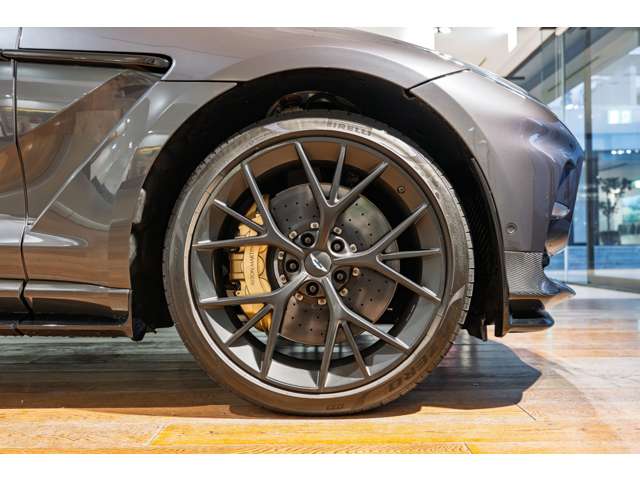 Aston Martin DBX 9