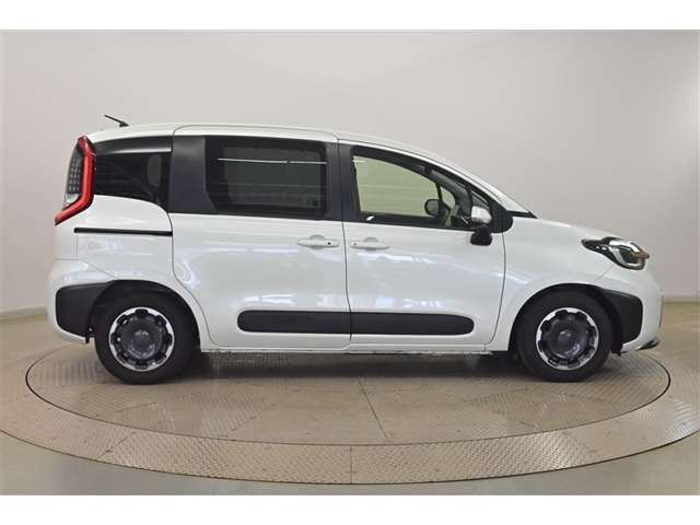 Toyota Sienta 4