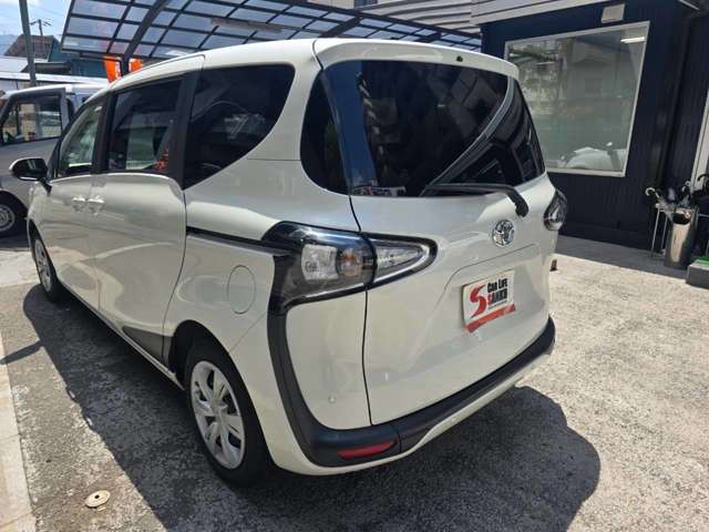 Toyota Sienta 4