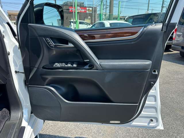 Lexus LX 10