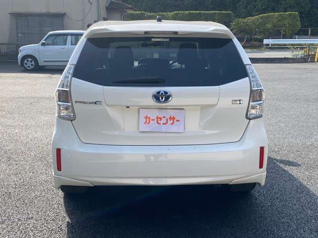 Toyota Prius α 3