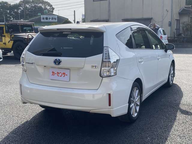 Toyota Prius α 4