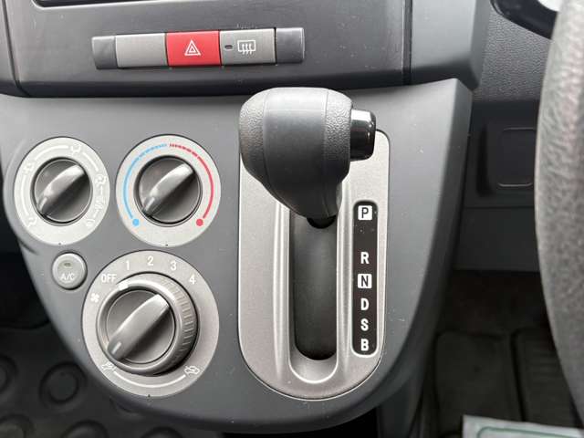 Daihatsu Mira 12