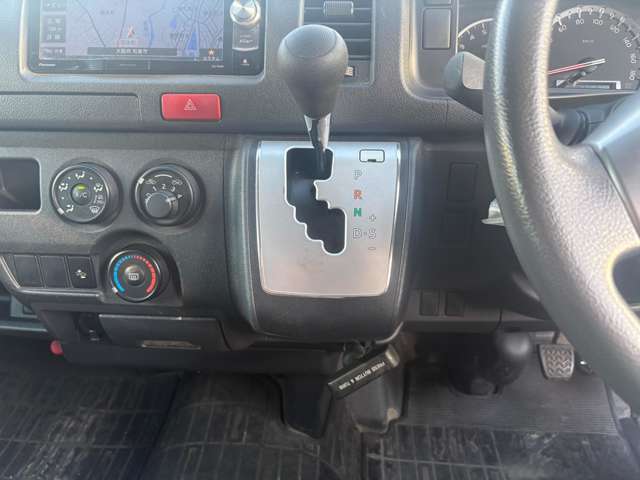 Toyota Hiace Van 5