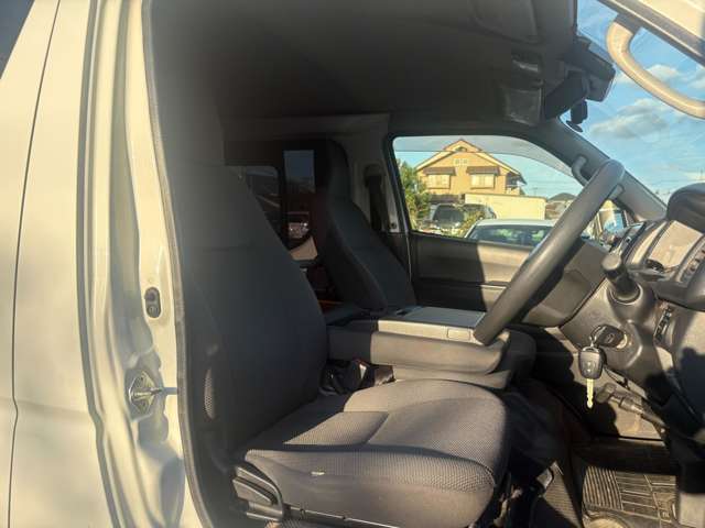 Toyota Hiace Van 6