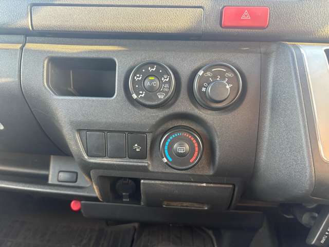 Toyota Hiace Van 8