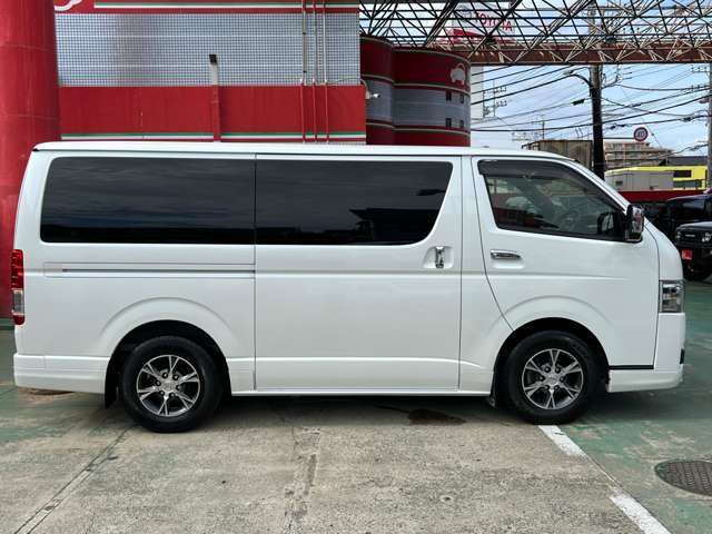 Toyota Hiace Van 4