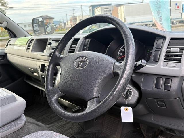 Toyota Hiace Commuter 11