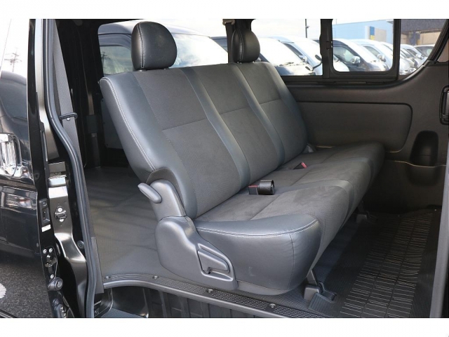 Toyota Hiace Van 6