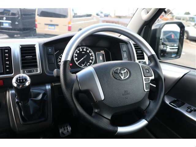 Toyota Hiace Van 10