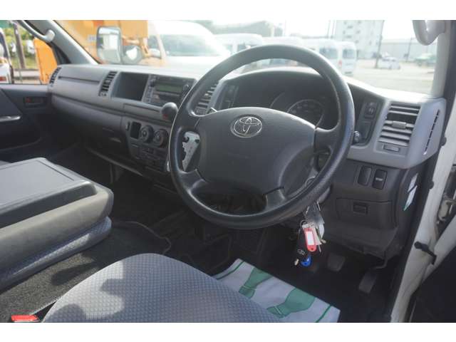 Toyota Hiace Commuter 12