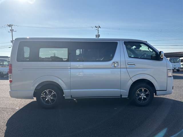 Toyota Hiace Van 9