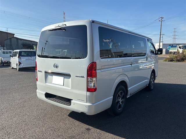 Toyota Hiace Van 10