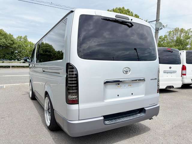 Toyota Hiace Van 11