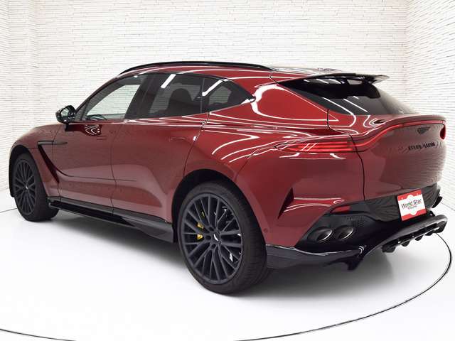 Aston Martin DBX 2