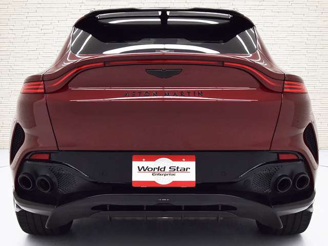 Aston Martin DBX 4
