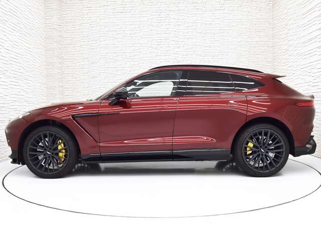 Aston Martin DBX 6