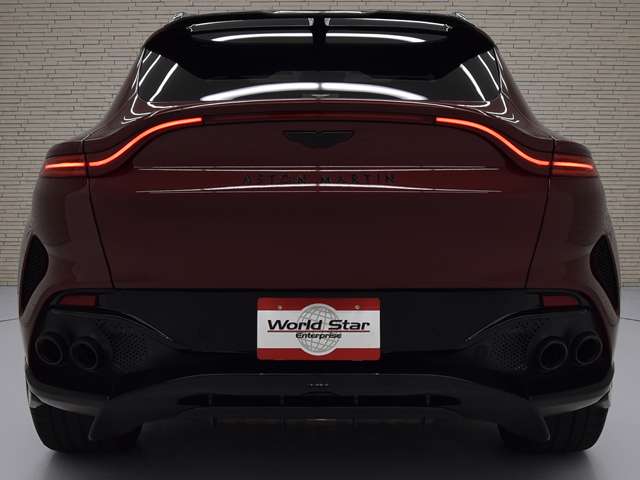 Aston Martin DBX 8