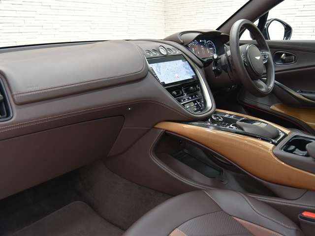 Aston Martin DBX 10